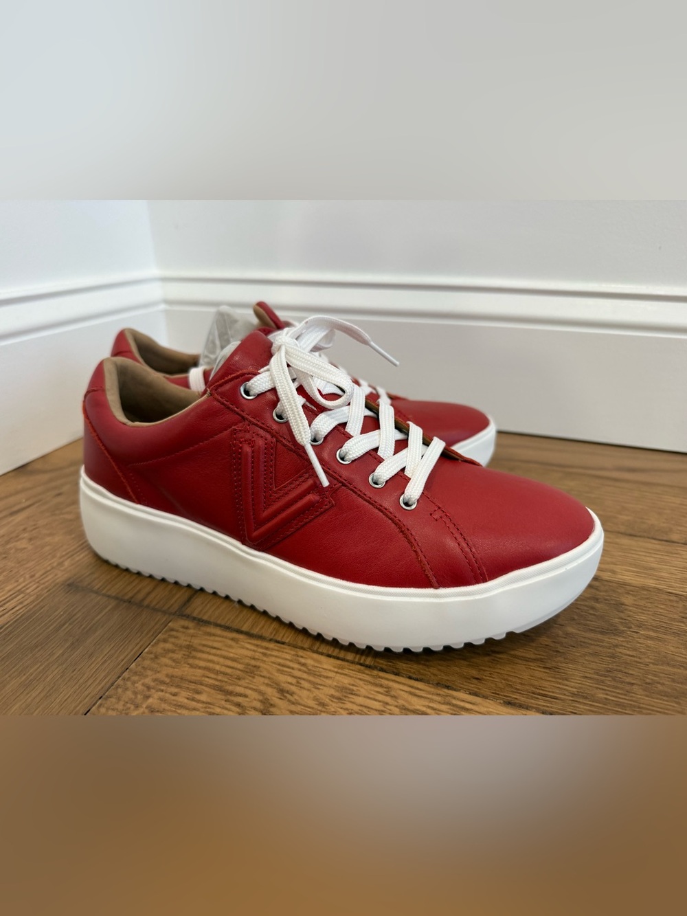 NWT Vionic Kearny Red Leather Platform Sneakers Women’s Size 10